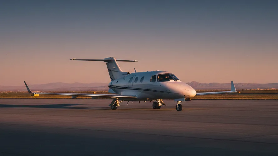 Light Jet sur le tarmac au coucher du soleil, aviation d'affaires au Maroc