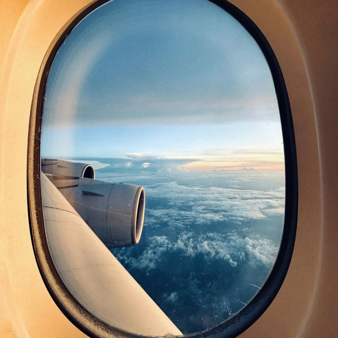 Vue depuis le hublot d'un jet privé sur la liaison Marrakech ↔ Bruxelles